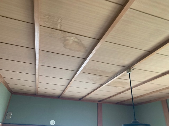 和風住宅1階居室の雨染み